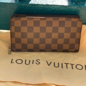 ❌❌ SOLD ❌❌Gorgeous Authentic Louis Vuitton Zippy